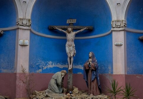 Sculptural depiction of the crucifixion with figures of Mary and John